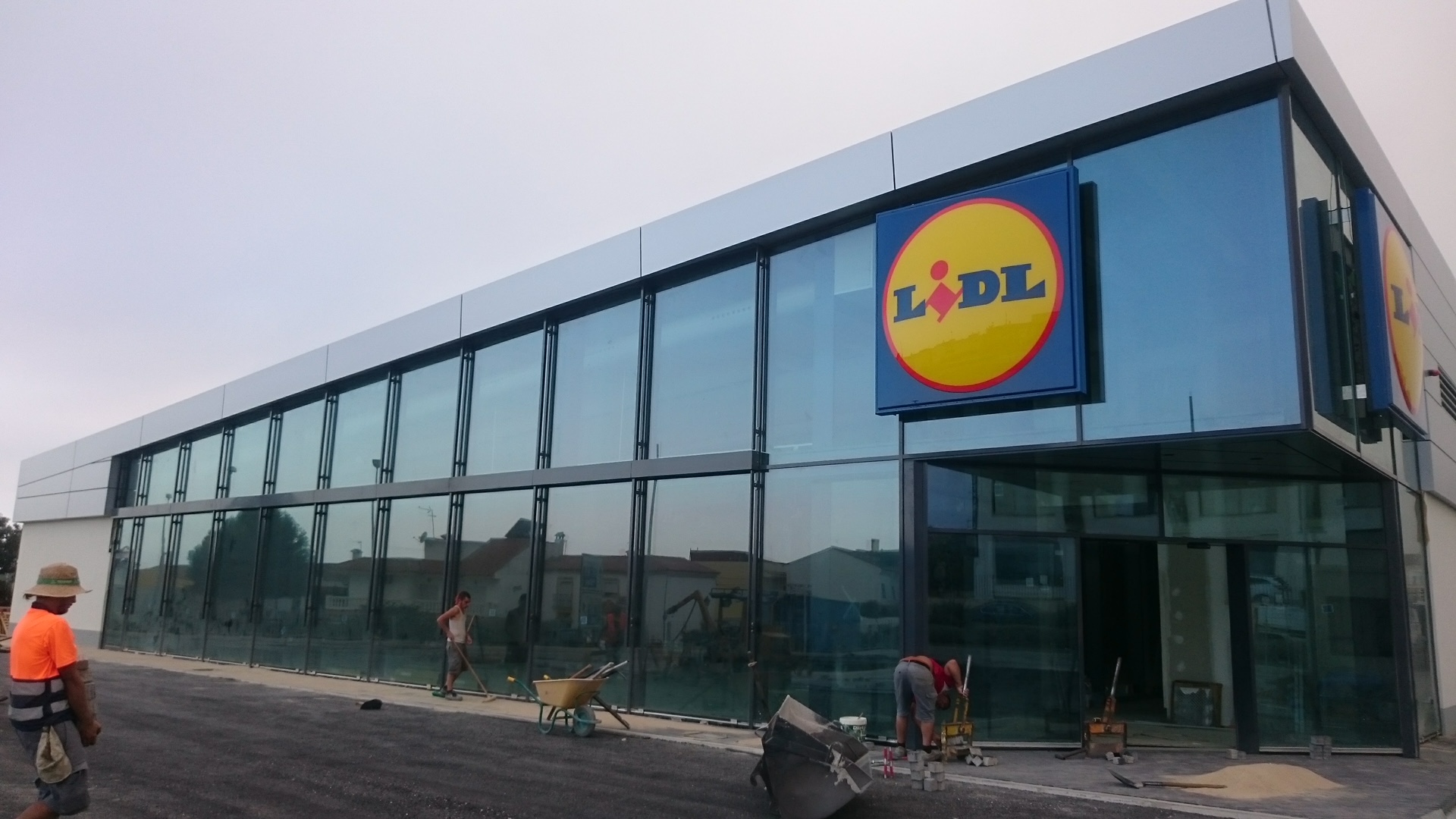 Revestimiento fachada ventilada Supermercados Lidl