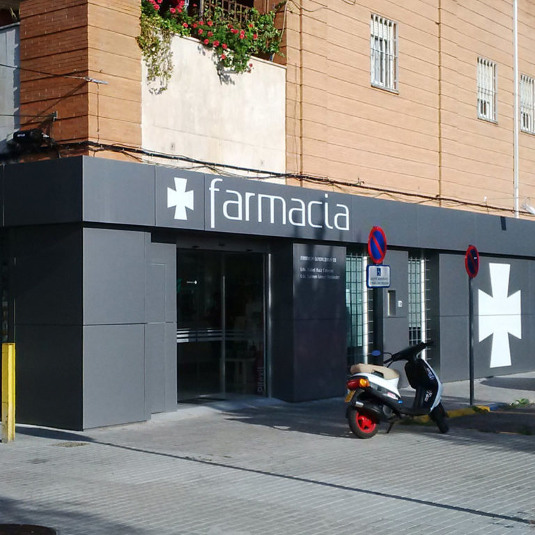 Revestimiento fachada farmacia Sevilla