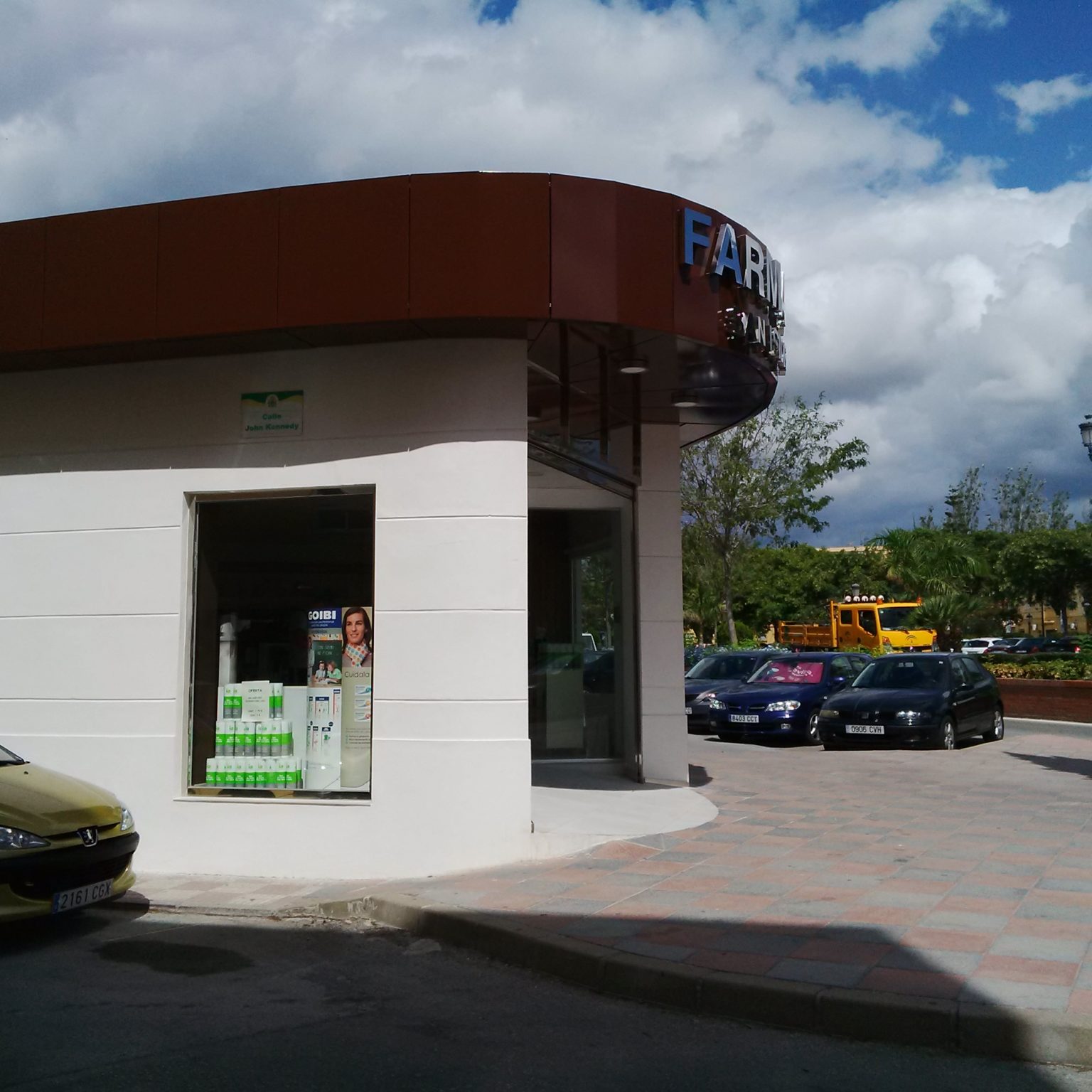 Farmacia San Isidro lateral