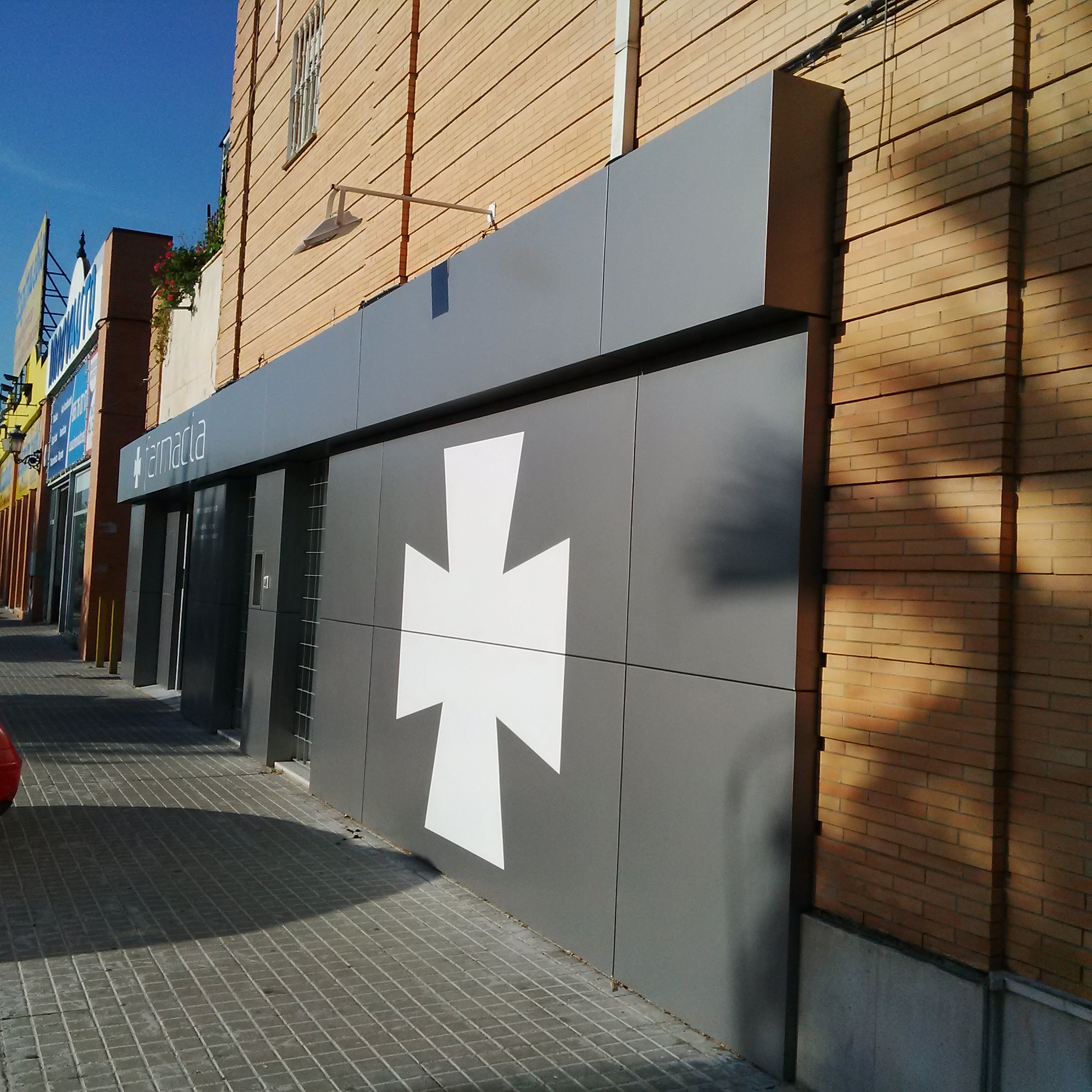 Revestimiento fachada farmacia Sevilla