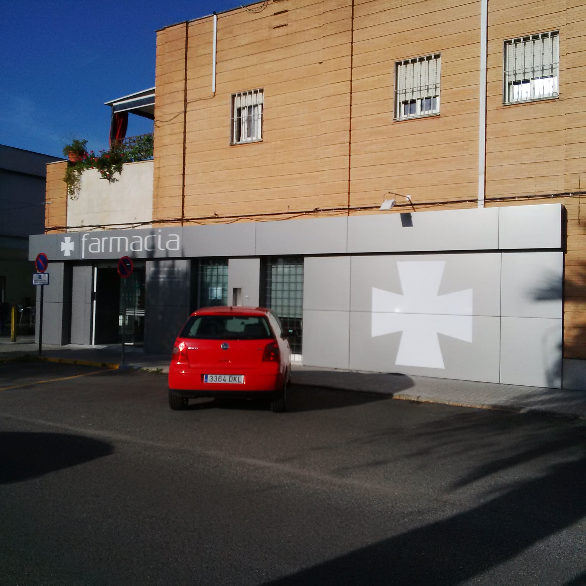 Revestimiento fachada farmacia Sevilla