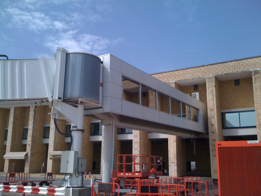 Fachada ventilada para el Aeropuerto de Sevilla