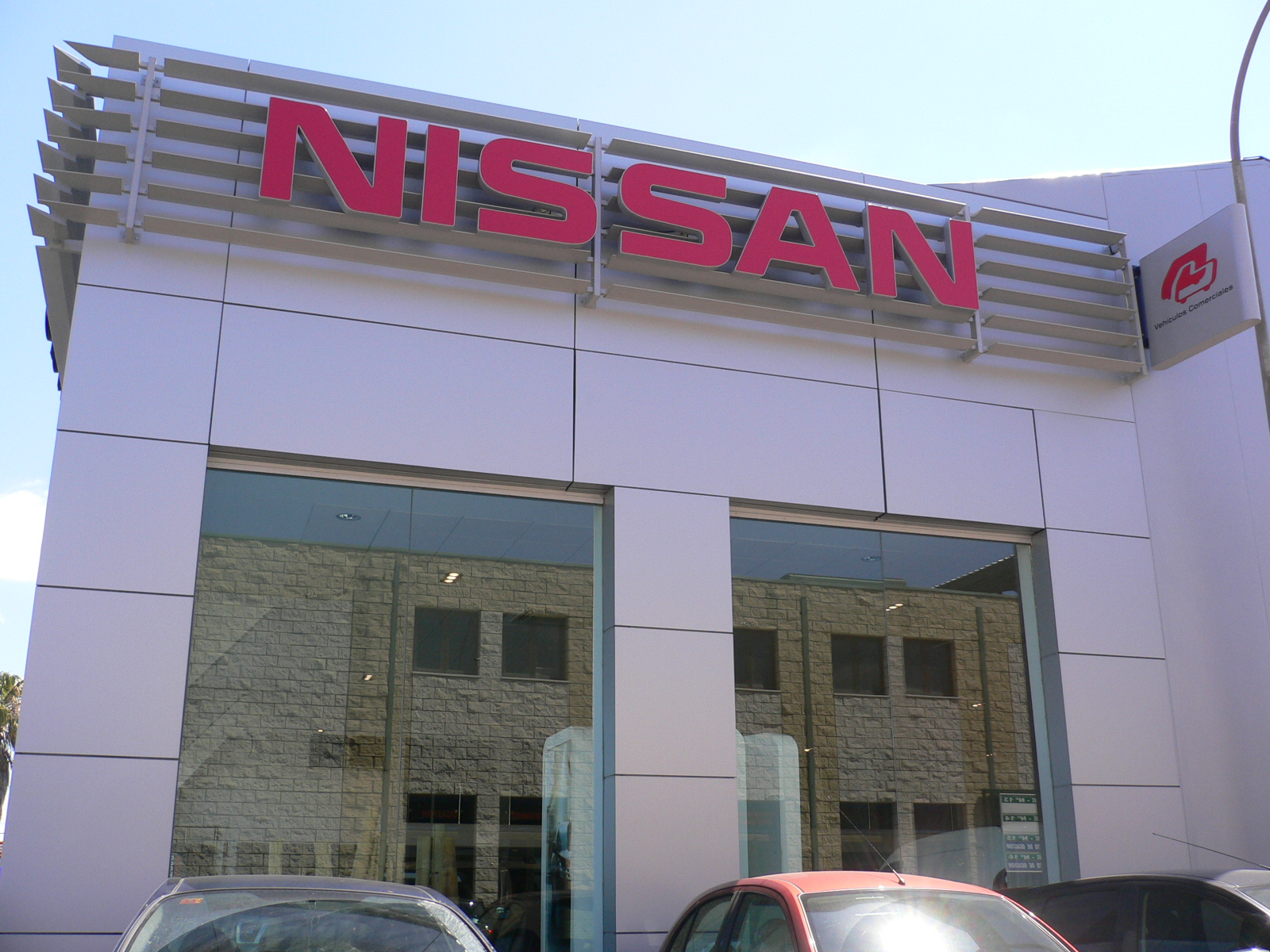 Revestimiento fachada ventilada Concesionario Nissan